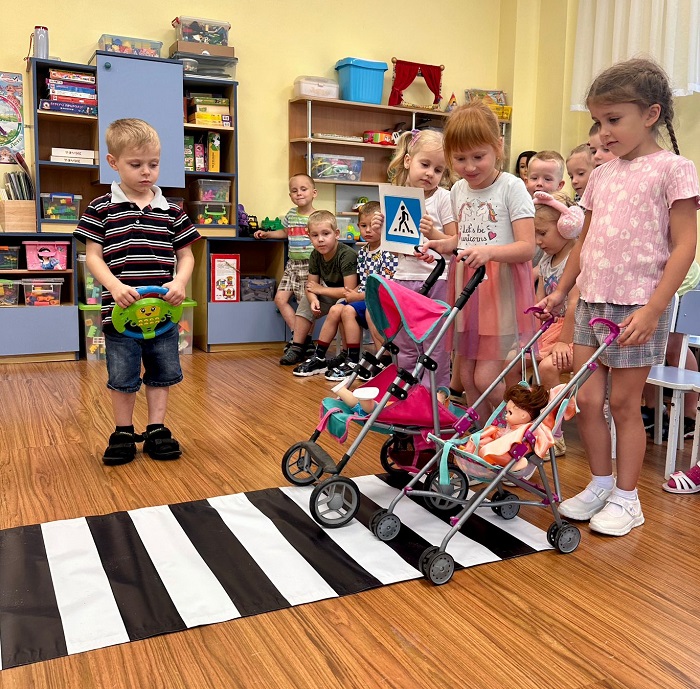 В средней группе №2 "Гномики" прошло развлечение по правилам дорожного движения «Красный, желтый, зеленый». Дети повторили правила передвижения пешеходов по улице, вспомнили, как работает светофор .