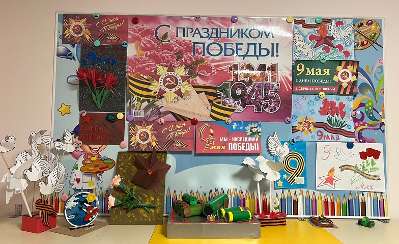 В средней группе № 8  «Капельки» детского сада "Забава" ребята, совместно с родителями, подготовили рисунки и поделки ко дню Великой Победы!  Детям рассказали о важности этого дня, о боевых подвигах солдат и значимости для нашей Великой страны.