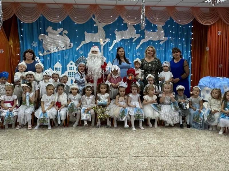 Дети младшей  группы № 5 на новогоднем утреннике