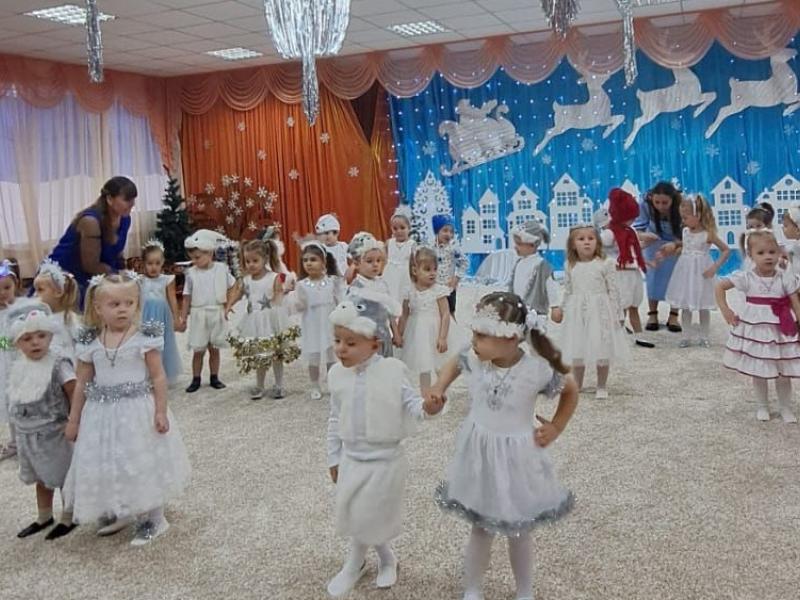 Дети младшей  группы № 5 на новогоднем утреннике