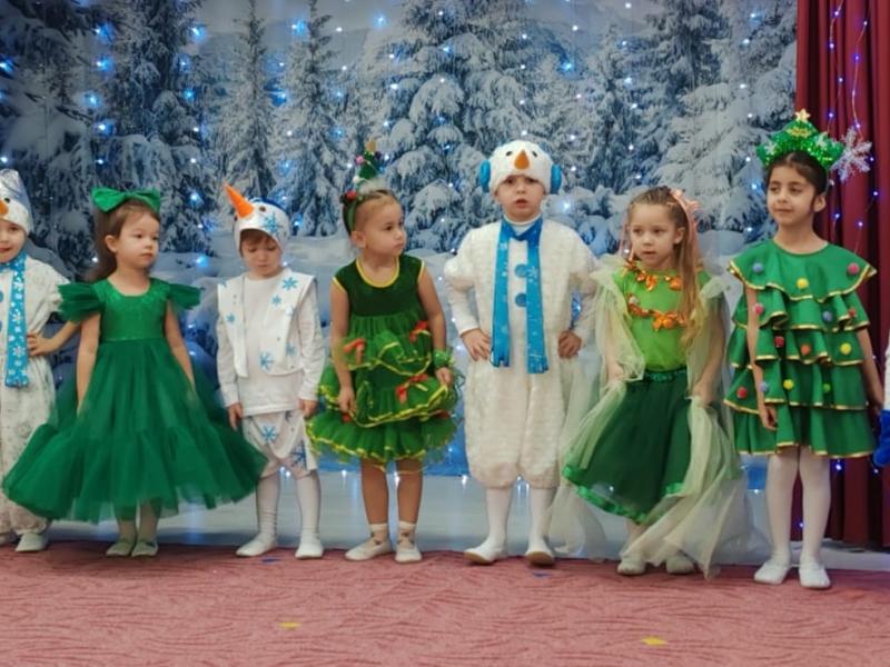 Средняя группа № 11ДС "Забава", дети на новогоднем утреннике