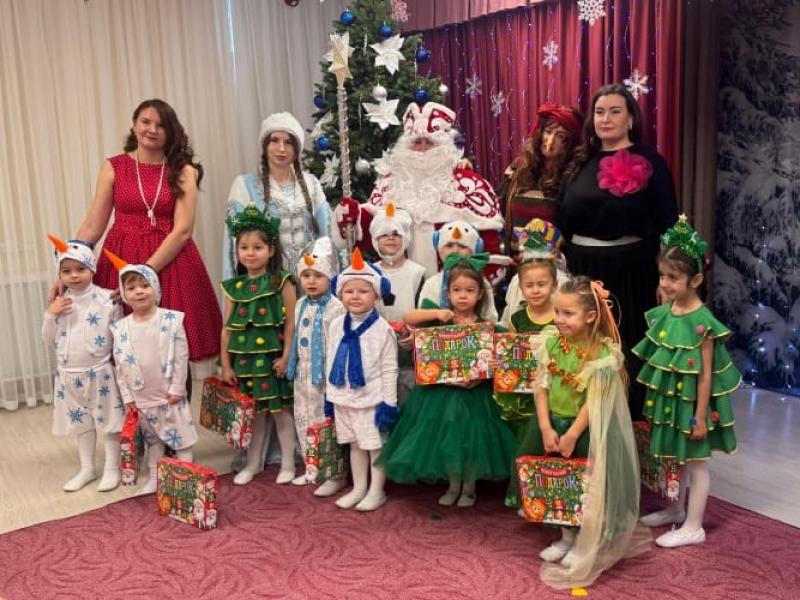 Дети средней  группы № 11 ДС "Забава"  на праздничном утреннике