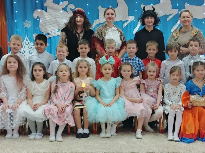 Дети подготовительной группы № 14 вместе с героями,фото после праздника