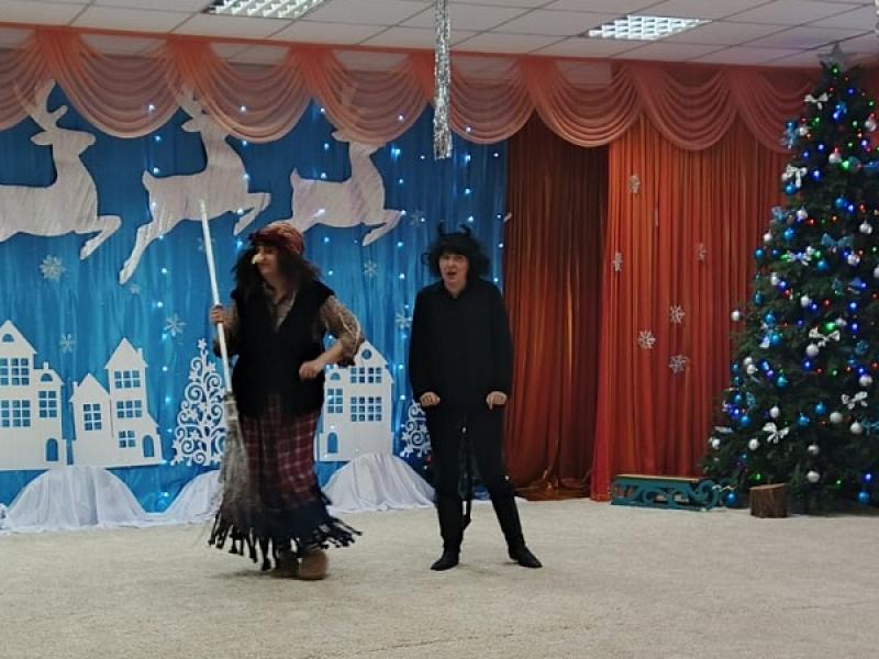 Баба-Яга и персонаж "Чёрт", "пытаются сорвать" праздник детям
