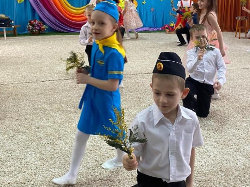 Танец с мимозой от подготовительной группы 8