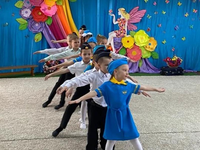 В преддверии Женского дня 8 марта, ребята подготовительной  группы № 8  отправились на поиски цветов для мамочек.
