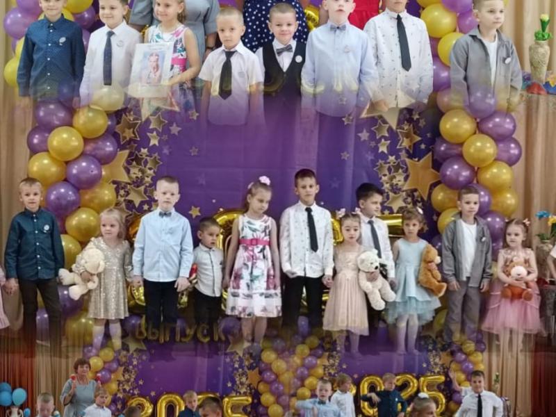 Воспитанники подготовительной группы № 12 со своими воспитателями