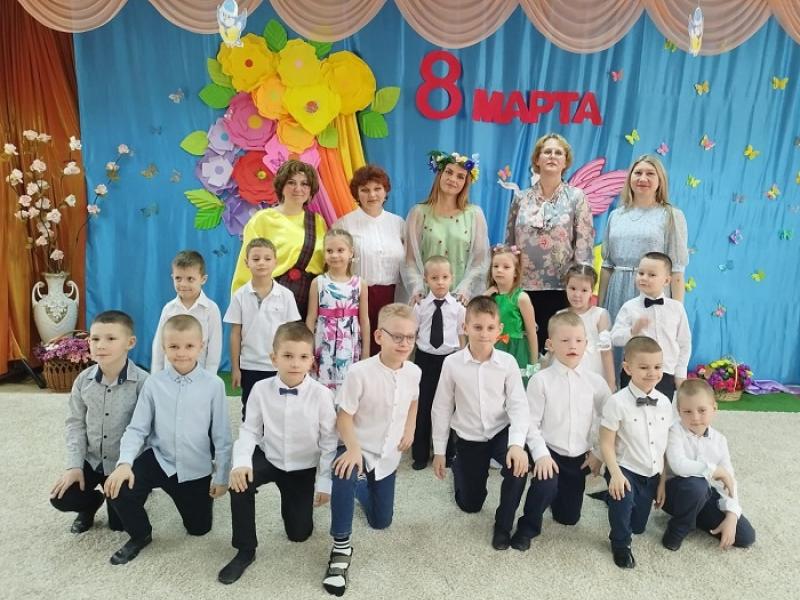 Сегодня ребята №12 группы поздравили своих мам с наступающим весенним праздником.  На празднике дети читали стихи, пели песни о маме, бабушке, исполняли танцы, играли на музыкальных инструментах.
