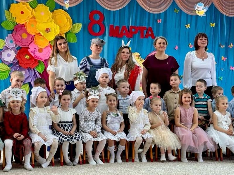 Средняя группа № 2 с воспитателя и героями на празднике