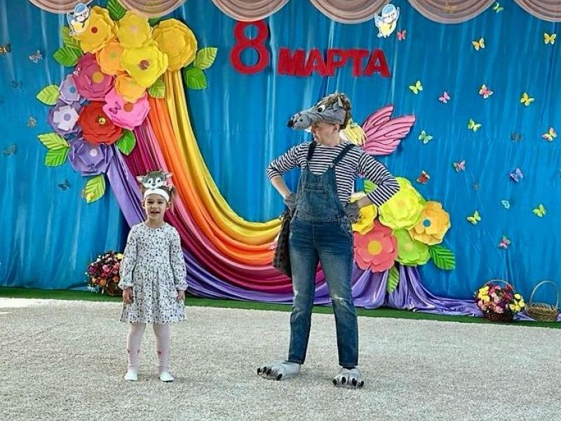На празднике была коза с козлятами и волк, который хотел сначала съесть наших ребятушек-козлятушек, но узнав о празднике , так расчувствовался , что передумал! Ведь у него тоже есть мамочка, которую он очень любит. 