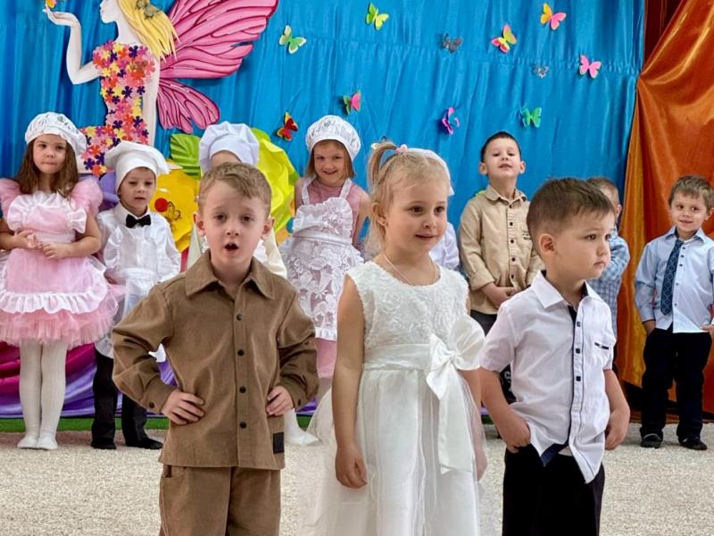 День сегодня самый светлый  И красивый самый ,  Потому что нынче праздник Нашей милой мамы! С этих слов начался праздник в средней группе №2 для  любимых мам и бабушек! 