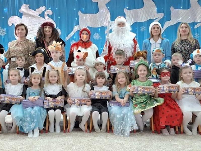 Дети старшей  группы № 4 на новогоднем утреннике