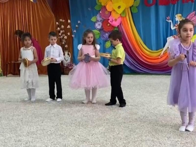 В старшей группе № 6 "Солнышко" прошел праздник, посвященный самым милым, нежным, родным и любимым. Это праздник всех женщин - Международный женский день! Дети с радостью ждали этого дня, разучивали песни, танцы и стихи , делали подарки своими руками для дорогих мам и бабушек. 