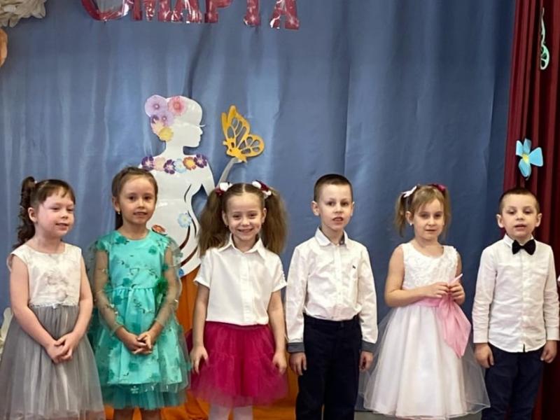 Дети с удовольствием читали свои стихи, пели песни, играли на музыкальных инструментах, не обошли вниманием  и поздравили красавицу Весну. 