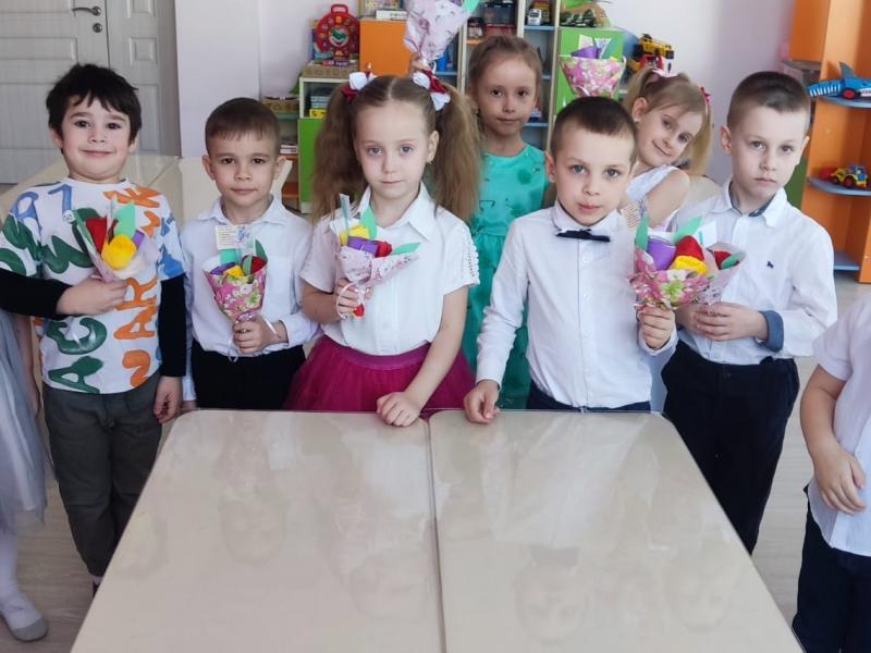И в заключение праздника ребята подарили своим мамочкам подарки, которые сделали своими руками.