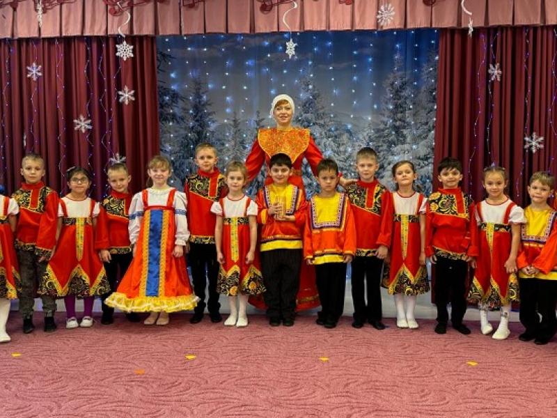 Дети подготовительной группы № 9 ДС "Забава" с музыкальным руководителем позируют