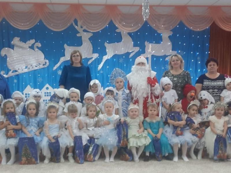 Дети младшей группы № 13 на новогоднем утреннике,с воспитателями и праздничными героями