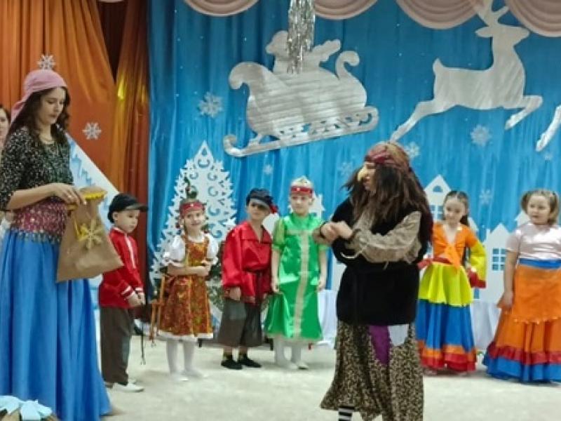 Дети старших групп, Баба-Яга и Цыганка колядуют