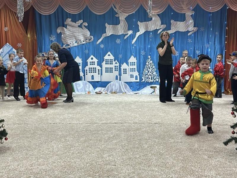 Дети подготовительной группы № 12 и 8, игра "Проскачи в одном сапожке" быстрее другой команды