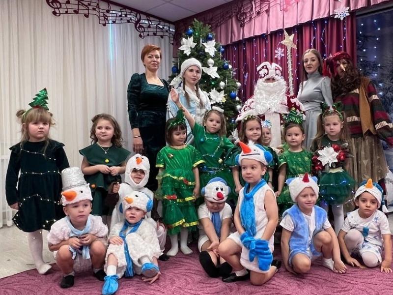 Дети средней группы № 8 ДС "Забава" на новогоднем утреннике,с воспитателями и праздничными героями